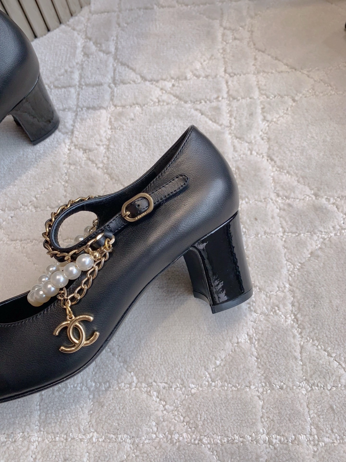 Chanel black leather Mary Jane pumps with patent toe caps and decorative pearl and gold chain straps with CC logo. - Hình 9