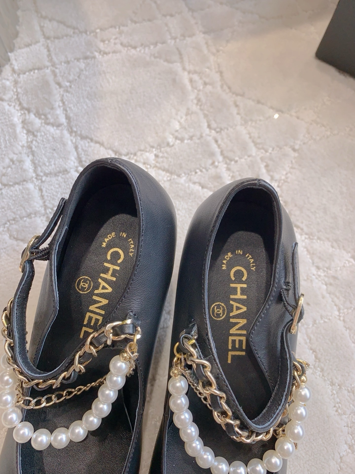 Chanel black leather Mary Jane pumps with patent toe caps and decorative pearl and gold chain straps with CC logo. - Hình 8