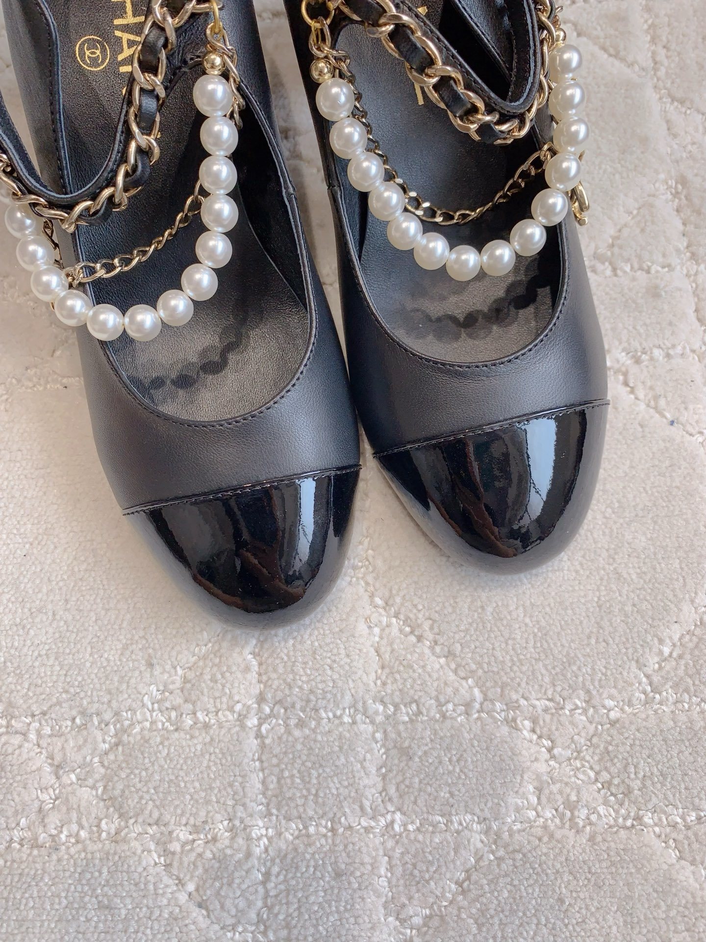 Chanel black leather Mary Jane pumps with patent toe caps and decorative pearl and gold chain straps with CC logo. - Hình 7