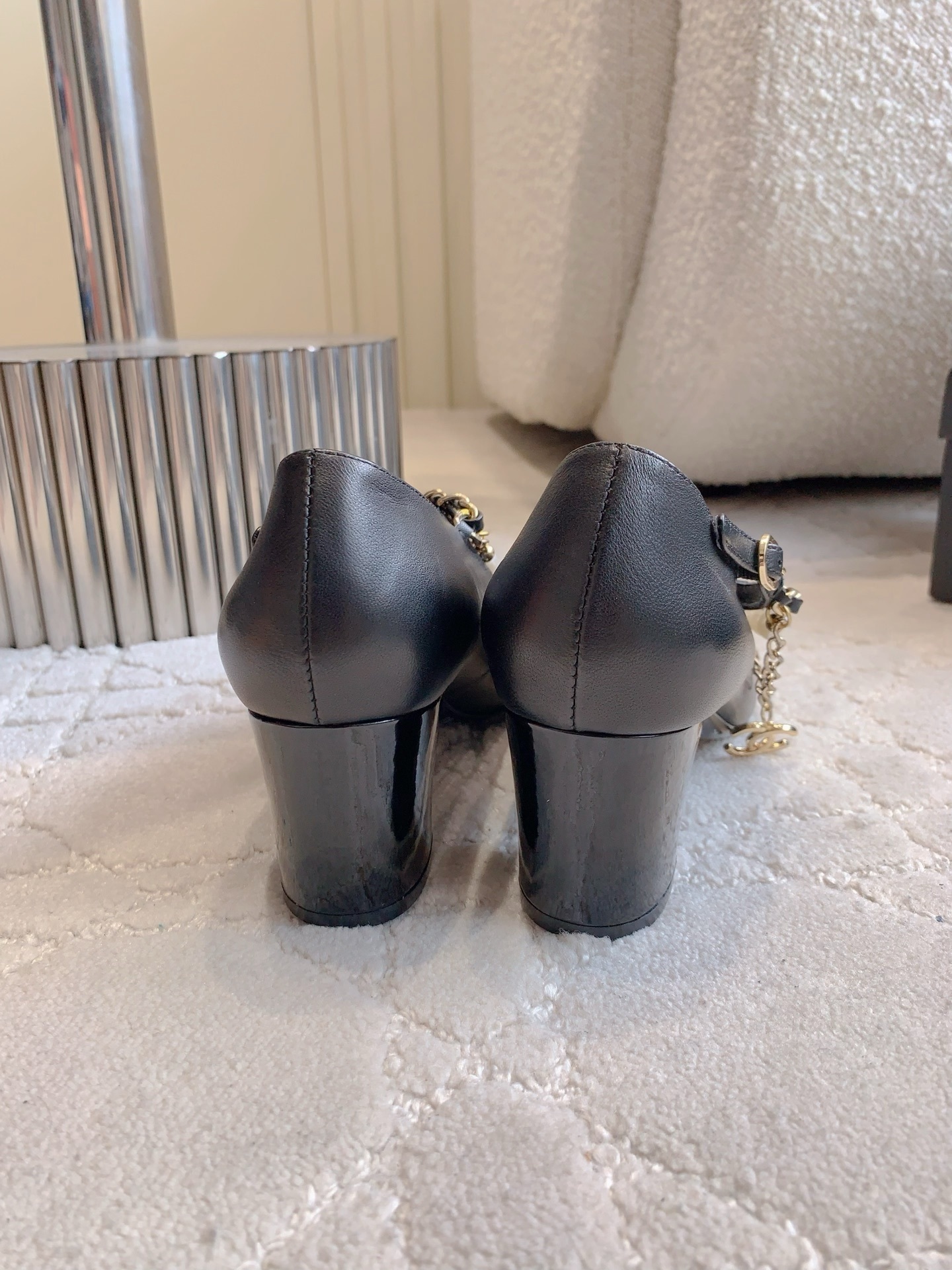 Chanel black leather Mary Jane pumps with patent toe caps and decorative pearl and gold chain straps with CC logo. - Hình 5