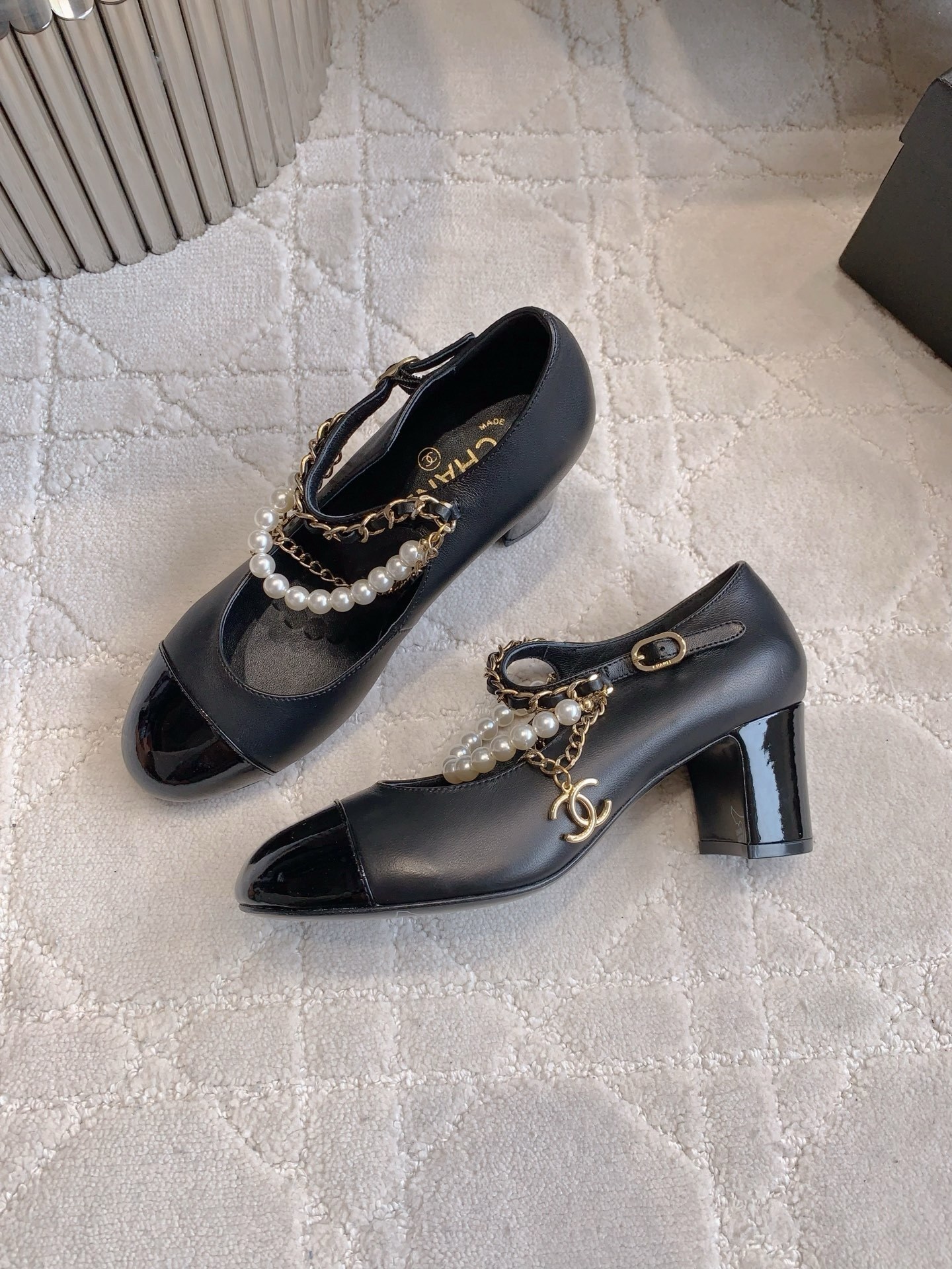 Chanel black leather Mary Jane pumps with patent toe caps and decorative pearl and gold chain straps with CC logo. - Hình 4