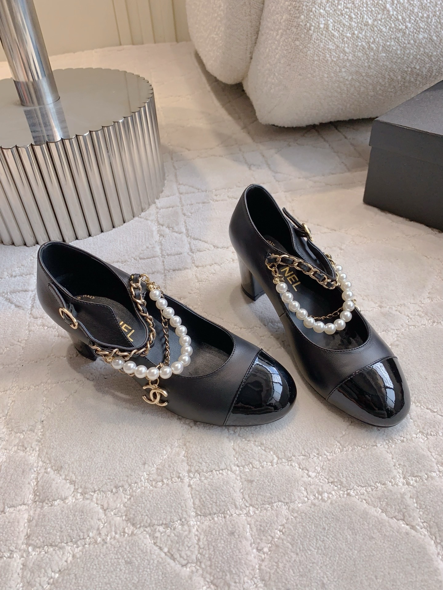 Chanel black leather Mary Jane pumps with patent toe caps and decorative pearl and gold chain straps with CC logo. - Hình 3