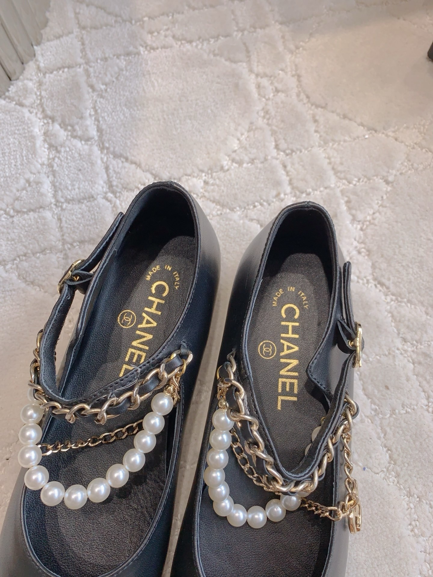 Luxury Chanel black leather Mary Jane flats with patent toe and pearl chain embellishments. - Hình 8