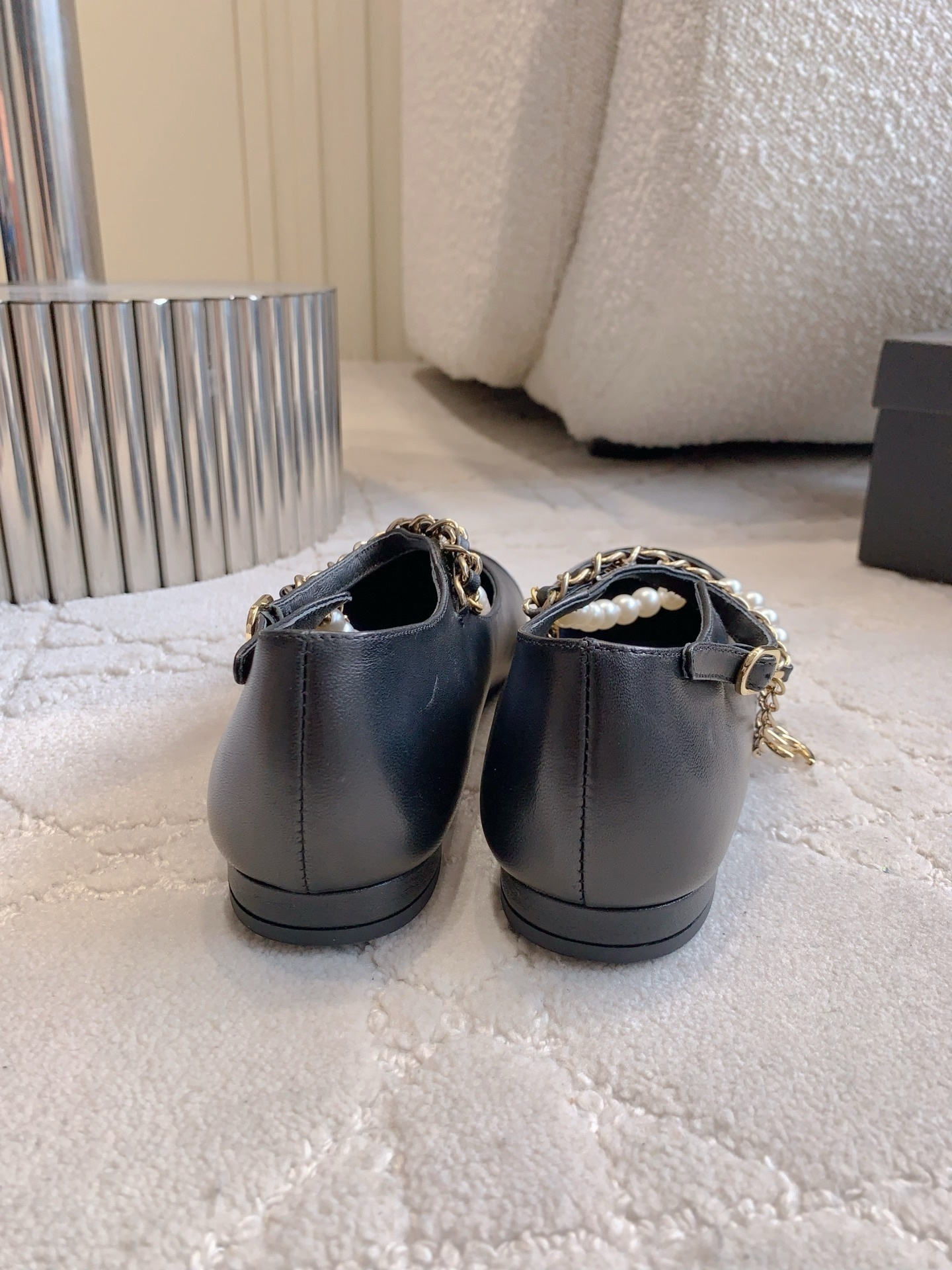 Luxury Chanel black leather Mary Jane flats with patent toe and pearl chain embellishments. - Hình 5