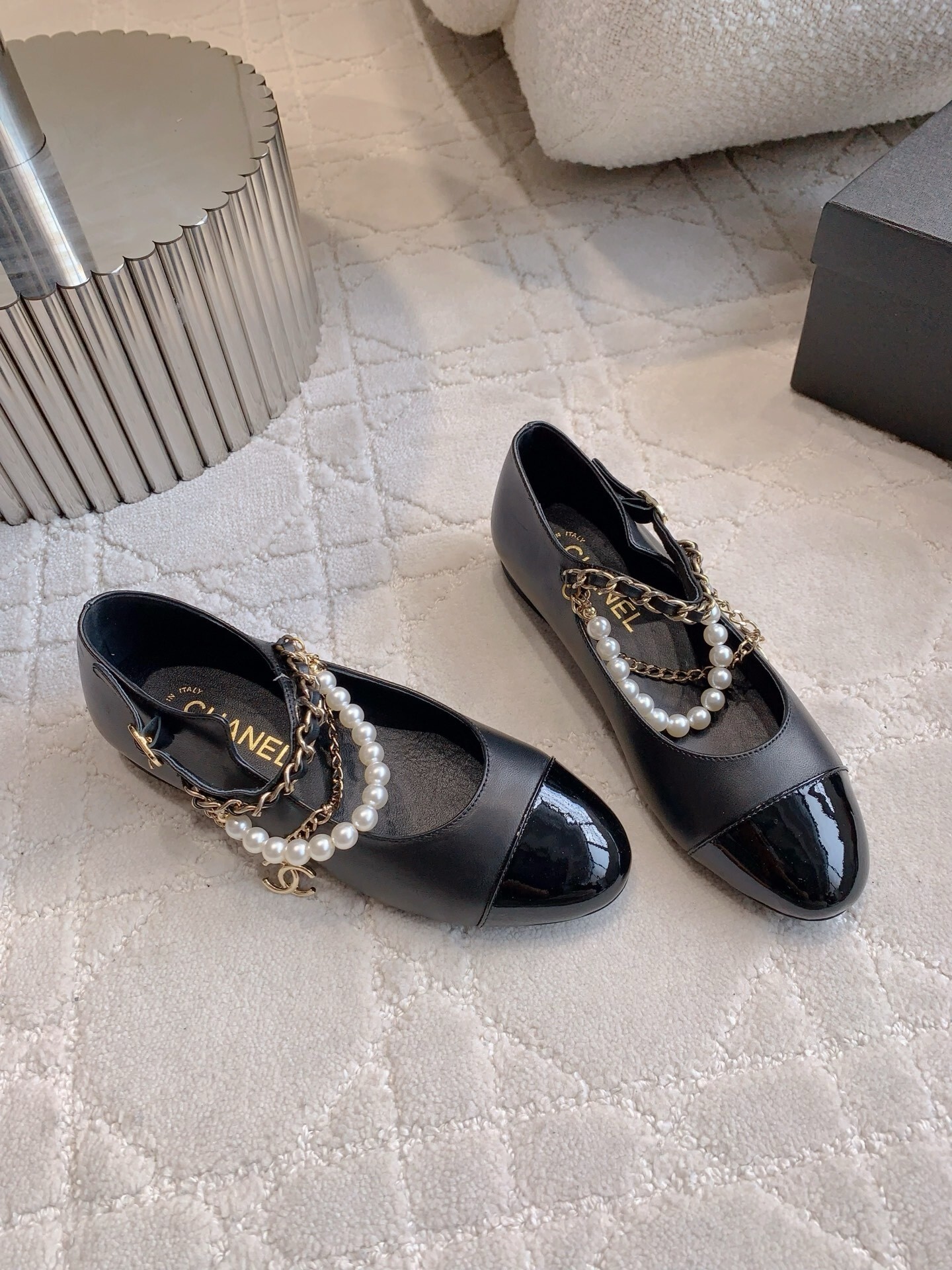 Luxury Chanel black leather Mary Jane flats with patent toe and pearl chain embellishments. - Hình 3