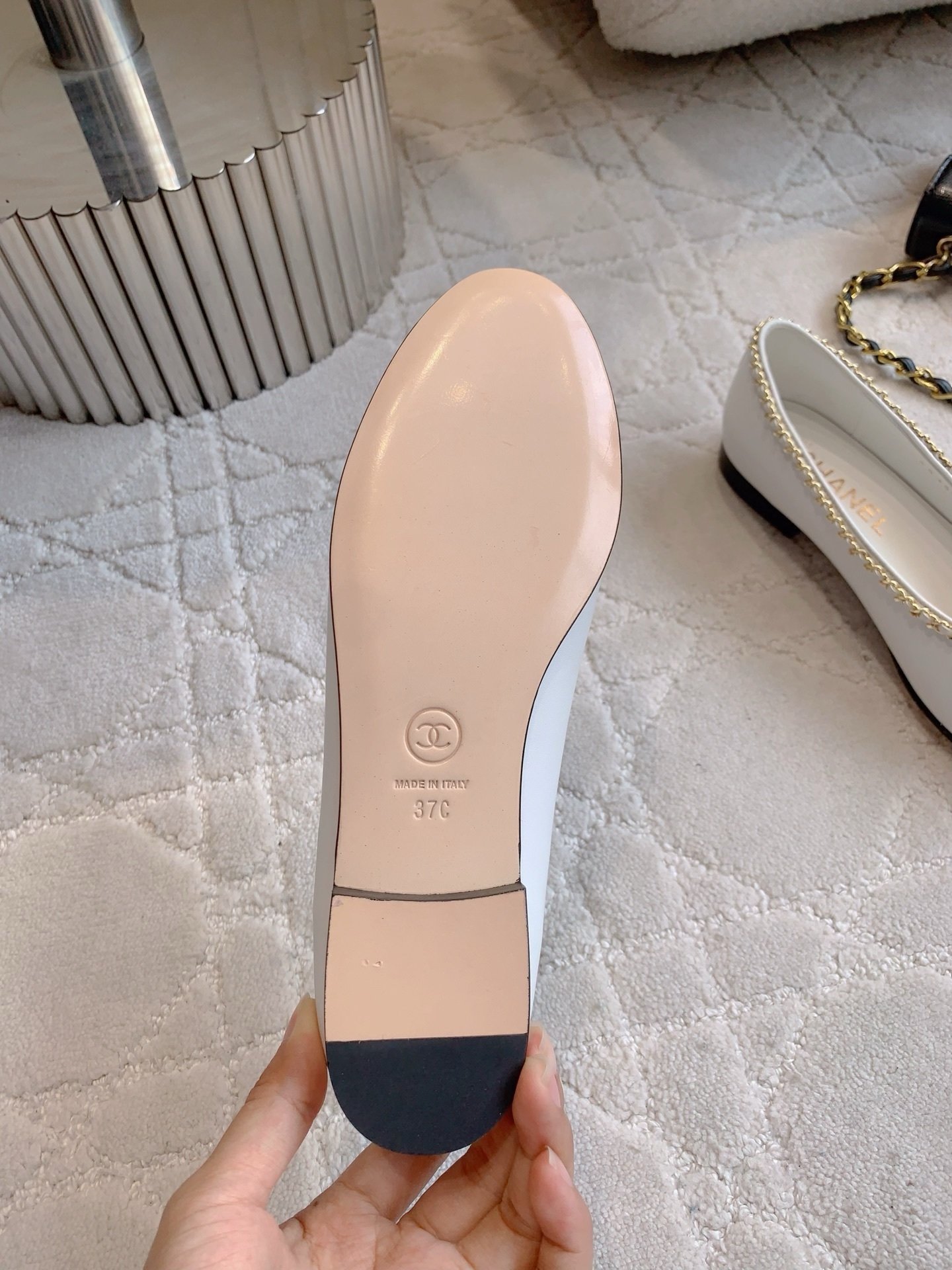 Luxury Chanel white leather ballerina flats with black patent cap-toe and gold chain link bow detailing. - Hình 6