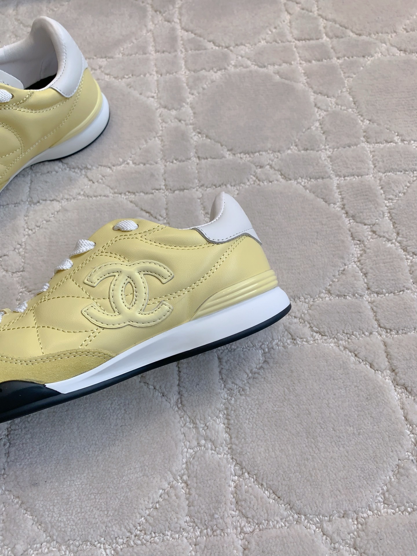 Chanel quilted leather sneakers in pastel yellow with CC logo and white laces - Hình 7