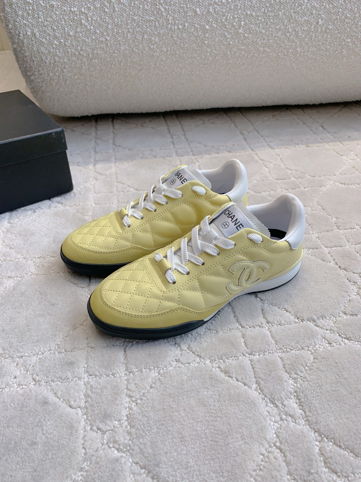 Chanel quilted leather sneakers in pastel yellow with CC logo and white laces - Hình 2