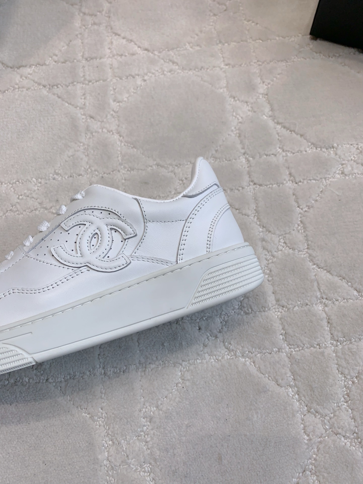 Pair of premium white Chanel calfskin leather sneakers with CC logo and perforated detailing. - Hình 7