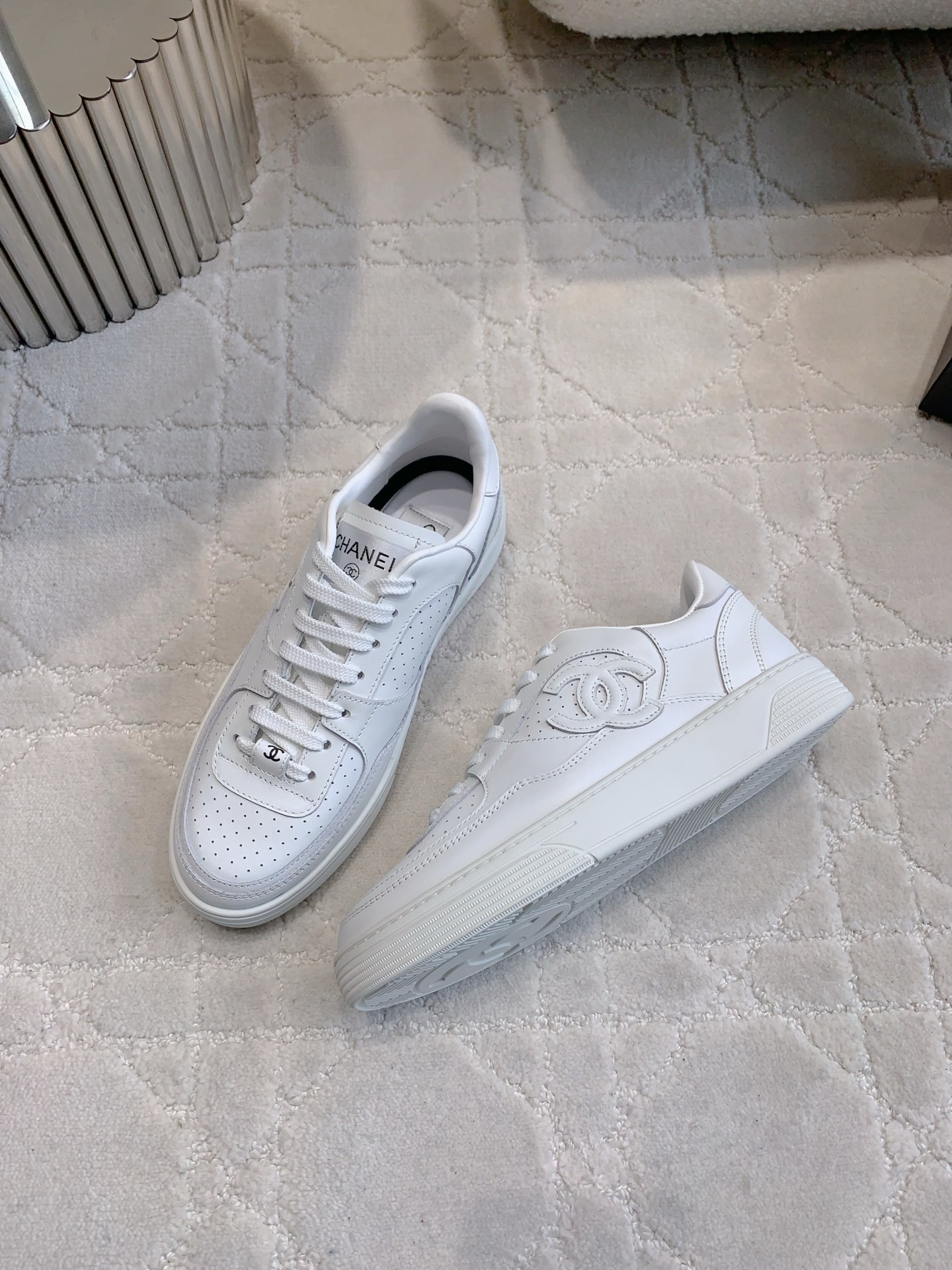 Pair of premium white Chanel calfskin leather sneakers with CC logo and perforated detailing. - Hình 4