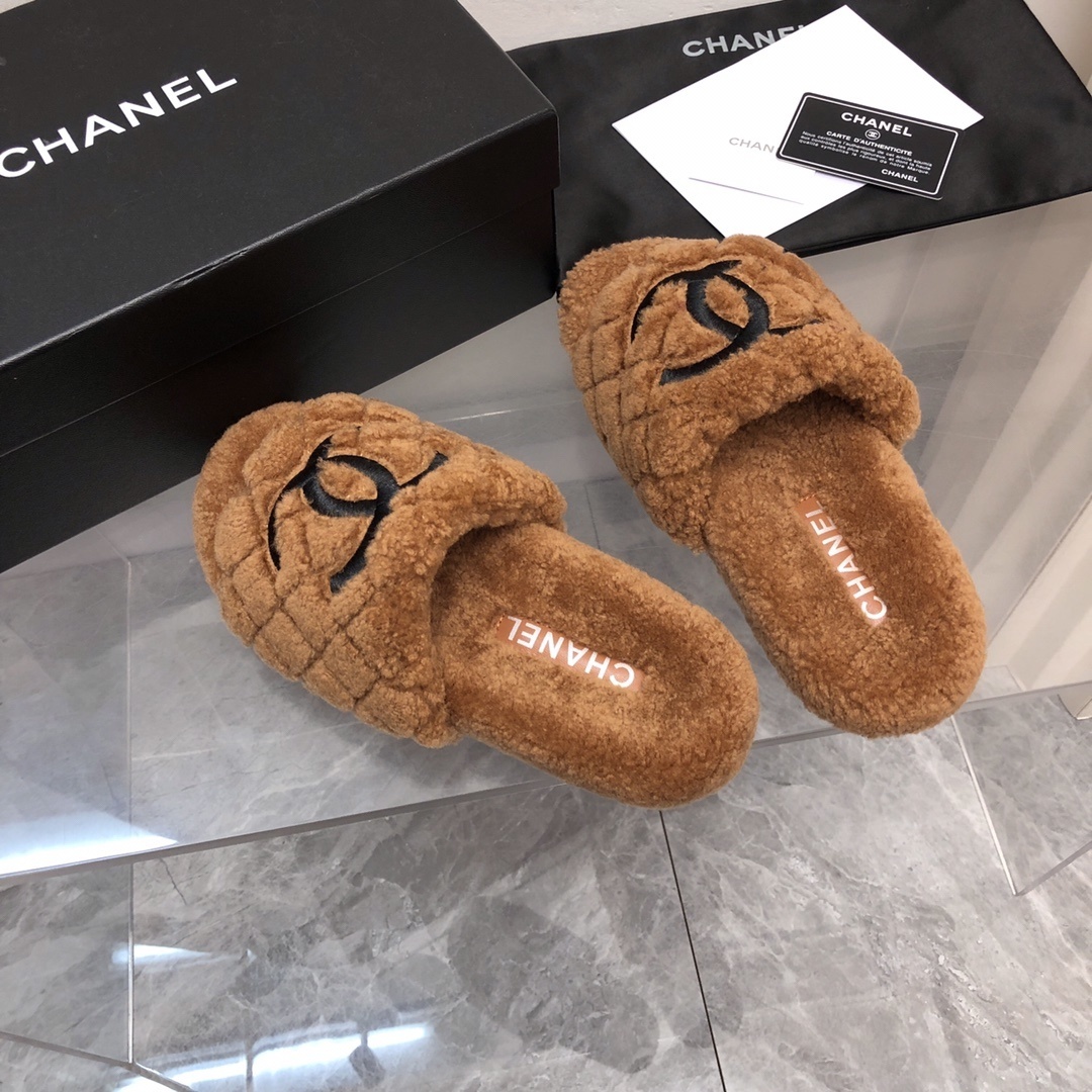 A pair of luxury Chanel brown quilted shearling slides with a black CC logo, shown with original packaging and authenticity card. - Hình 9