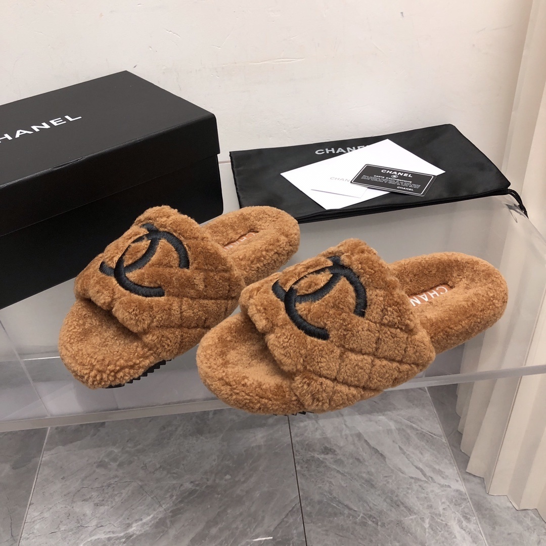 A pair of luxury Chanel brown quilted shearling slides with a black CC logo, shown with original packaging and authenticity card. - Hình 8