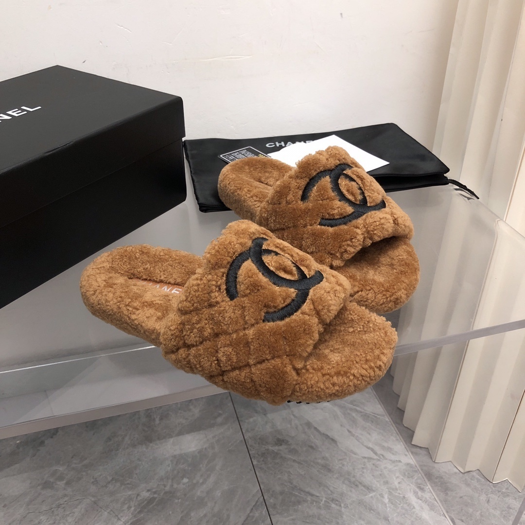 A pair of luxury Chanel brown quilted shearling slides with a black CC logo, shown with original packaging and authenticity card. - Hình 7