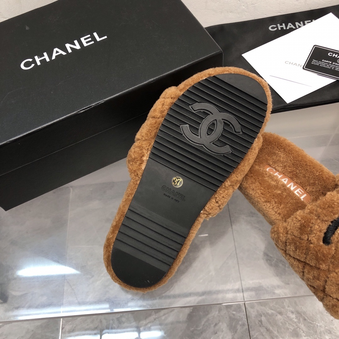 A pair of luxury Chanel brown quilted shearling slides with a black CC logo, shown with original packaging and authenticity card. - Hình 6