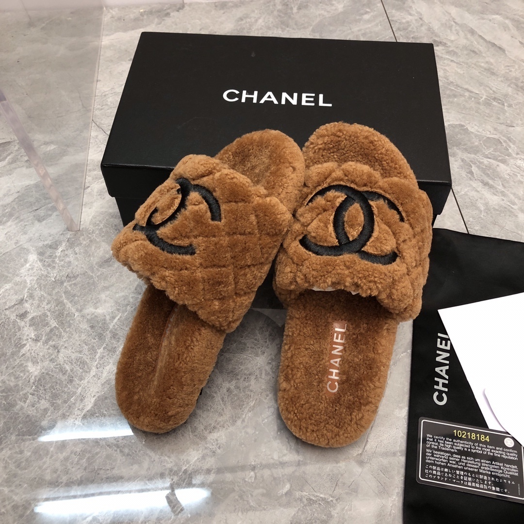 A pair of luxury Chanel brown quilted shearling slides with a black CC logo, shown with original packaging and authenticity card. - Hình 3