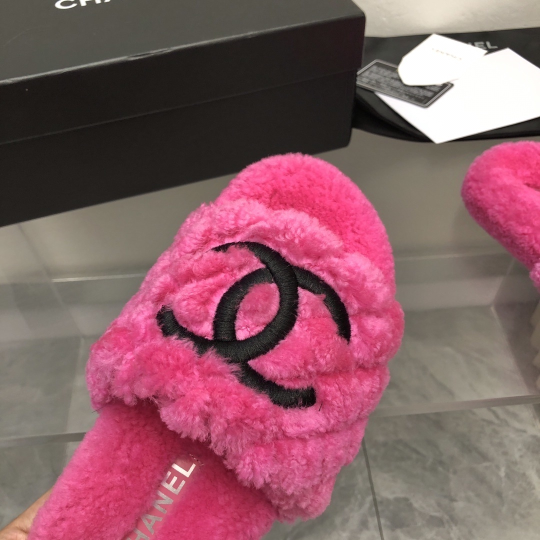 A pair of bright pink fluffy Chanel slippers with a black CC logo, shown with original black box and authenticity card. - Hình 4
