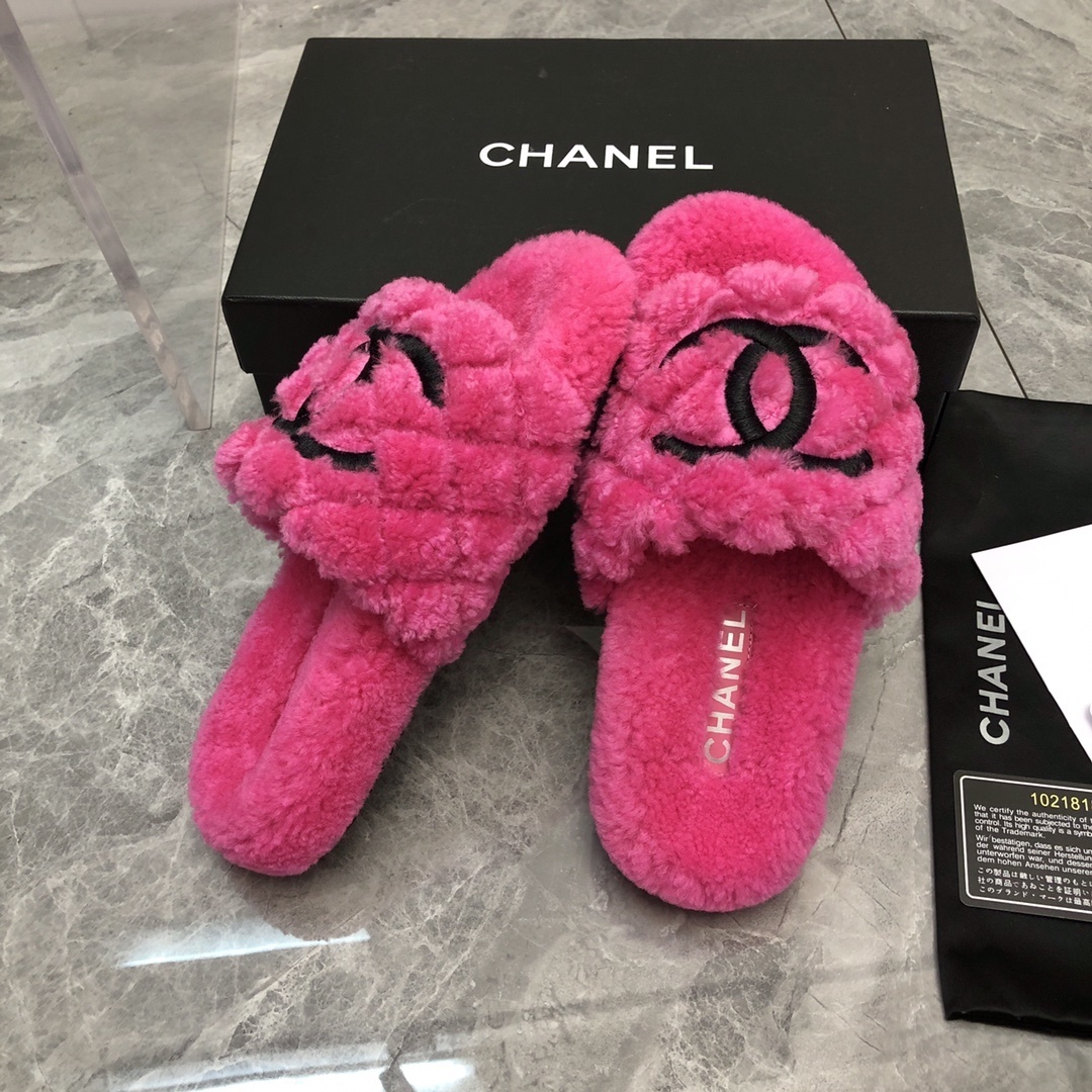 A pair of bright pink fluffy Chanel slippers with a black CC logo, shown with original black box and authenticity card. - Hình 3