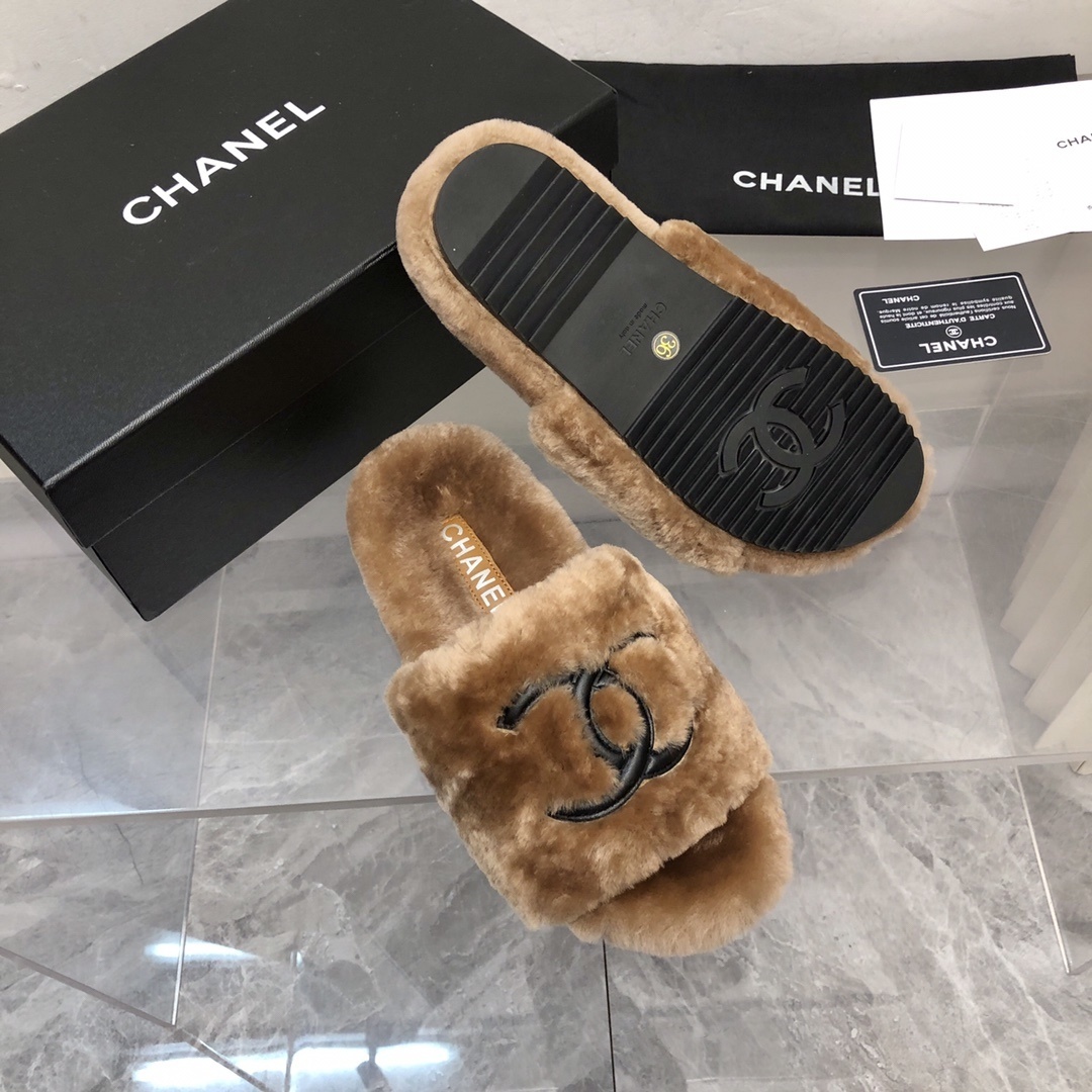 A pair of luxury tan Chanel shearling fur slides with black CC logo, displayed with original box and authenticity card. - Hình 6