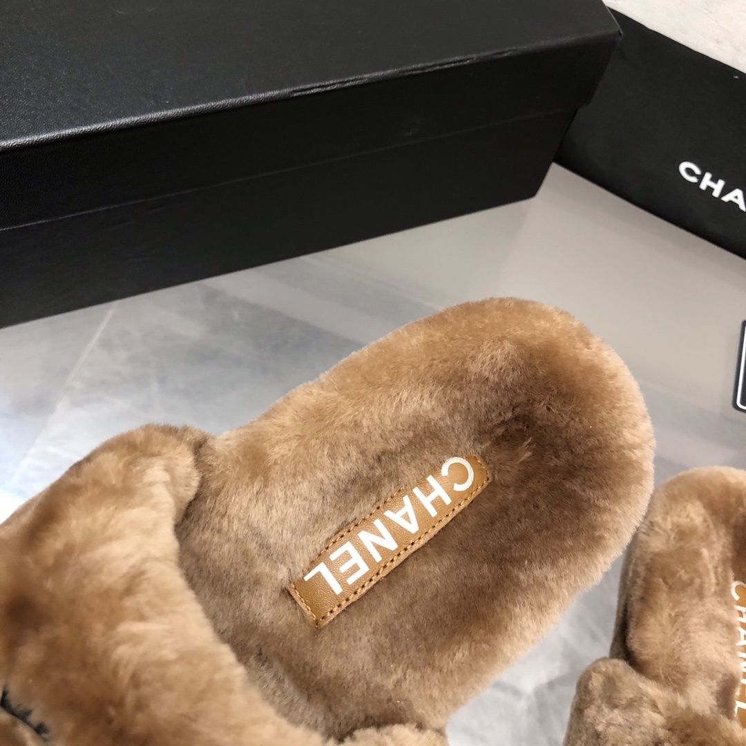 A pair of luxury tan Chanel shearling fur slides with black CC logo, displayed with original box and authenticity card. - Hình 5