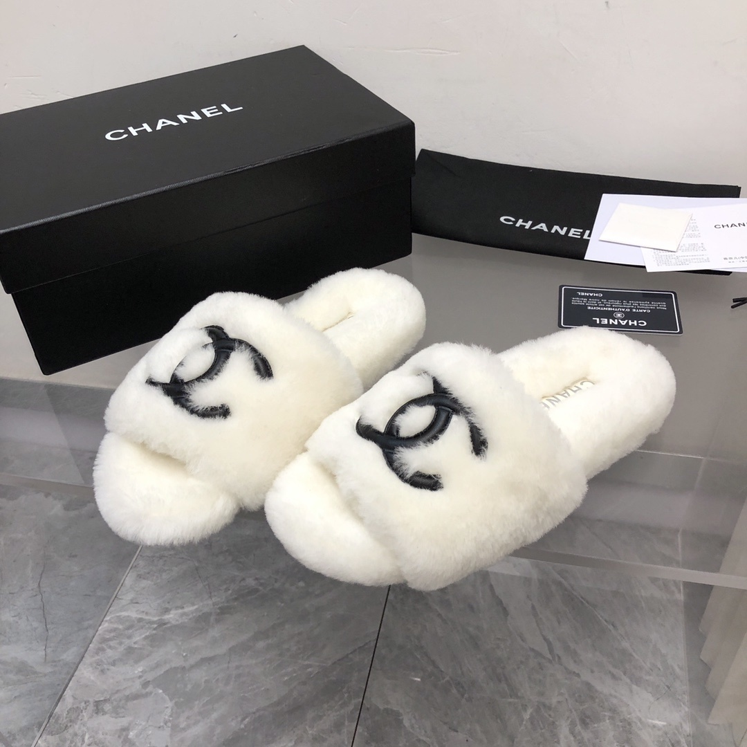 Pair of luxury white plush fur slippers with a black interlocking logo displayed with designer packaging. - Hình 8