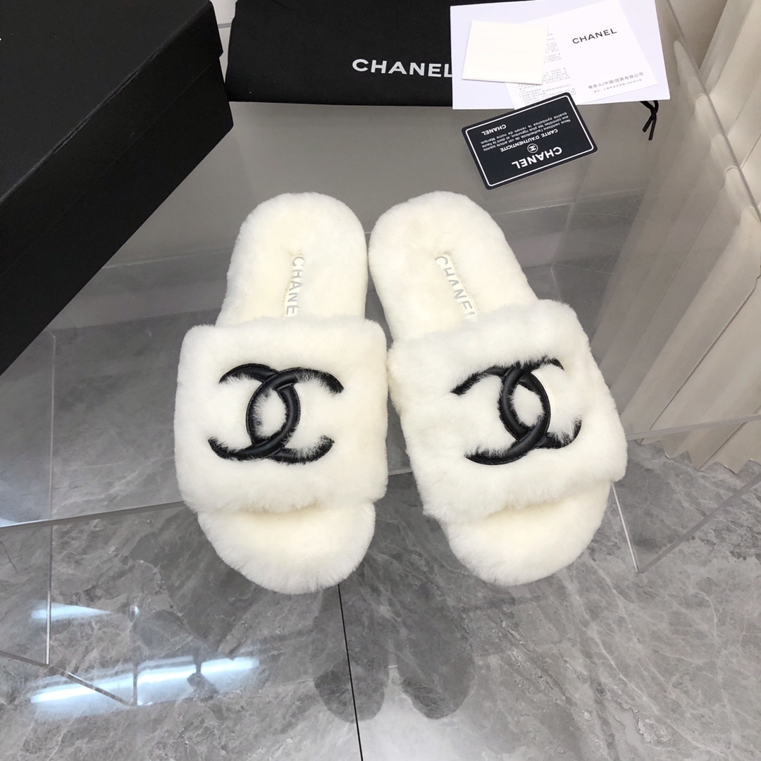 Chanel Luxury White Fluffy Fur Slides – Elegant CC Logo Slippers