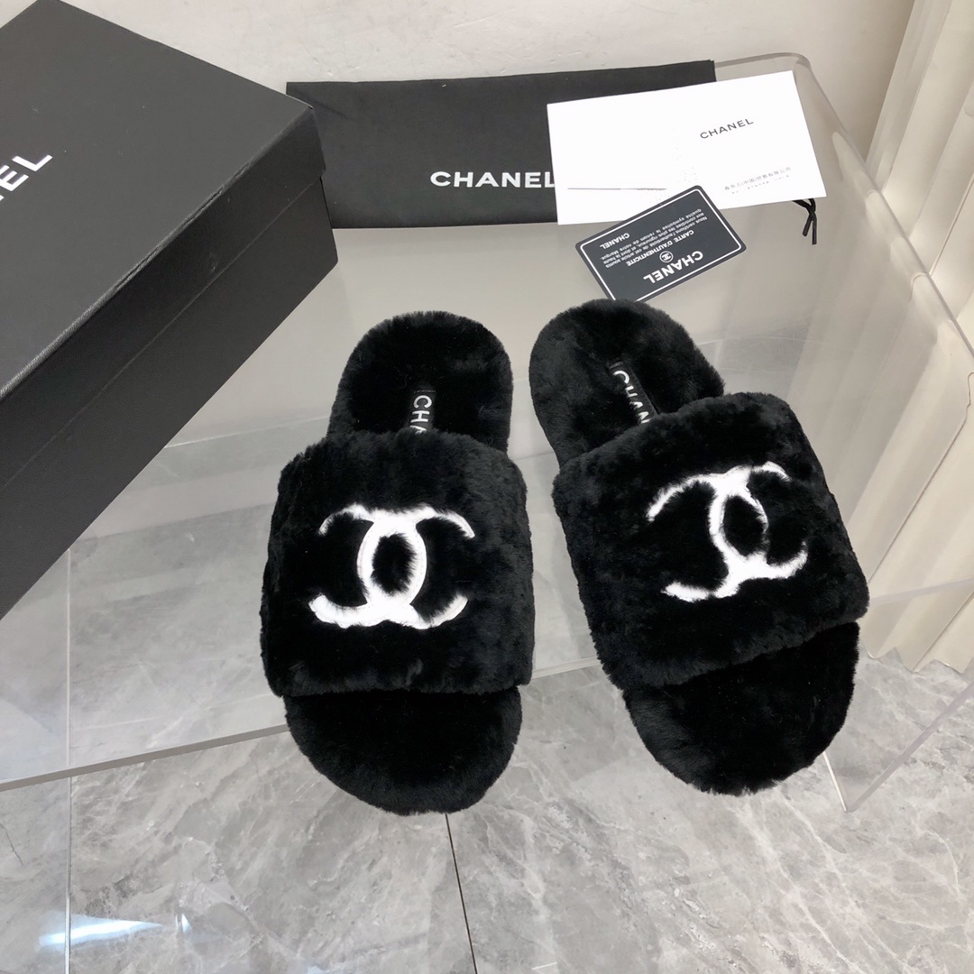 Luxury Black Plush Fur Slippers – Elegant Designer Home Slides