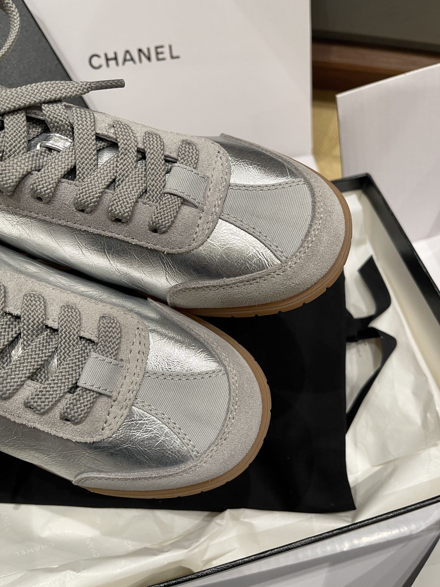 Authentic Chanel silver metallic leather sneakers with grey suede trim and gum soles in original packaging. - Hình 5