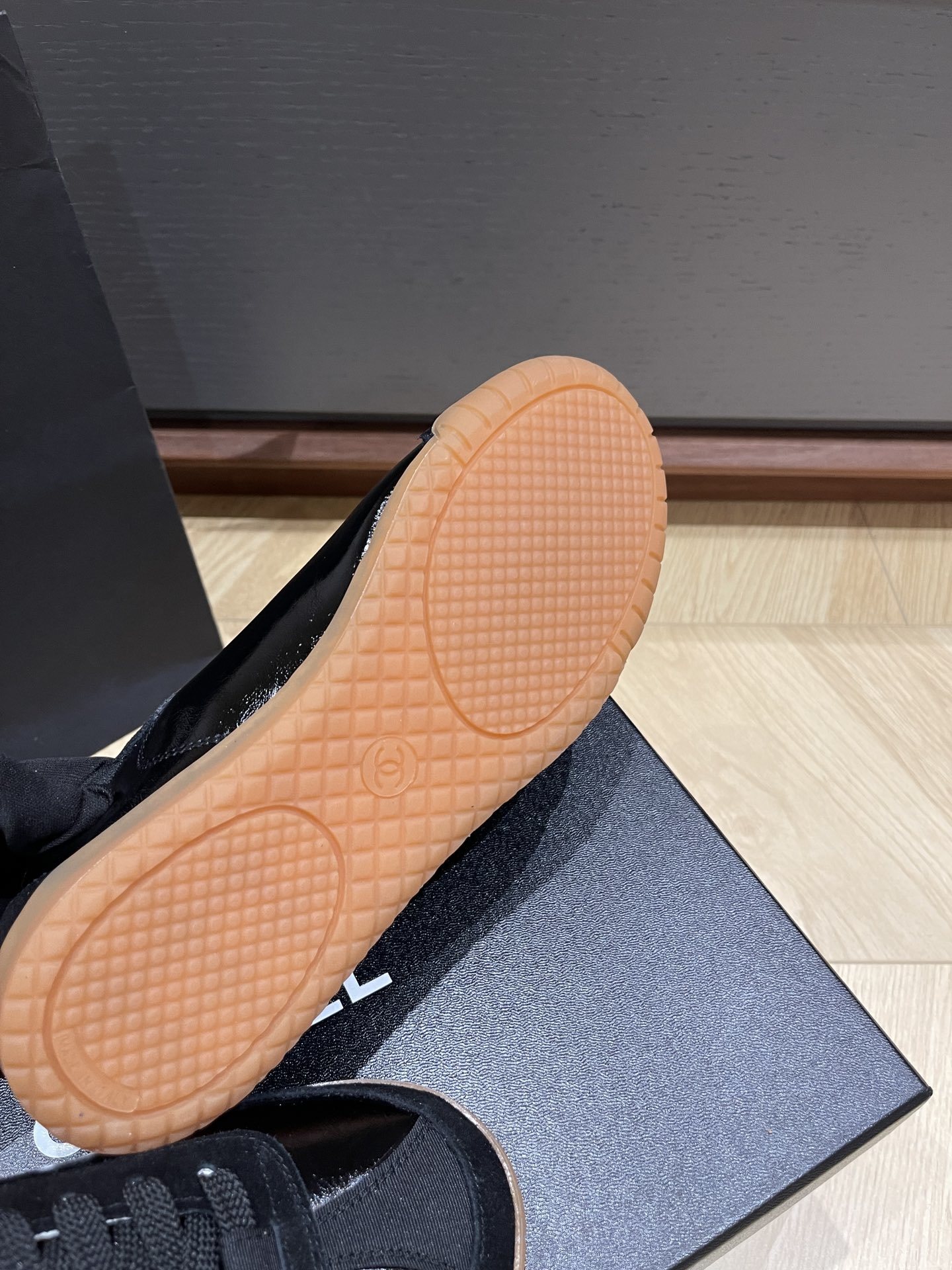 Pair of black Chanel sneakers in patent leather and suede with a gum sole, featuring the interlocking CC logo on the side. - Hình 7