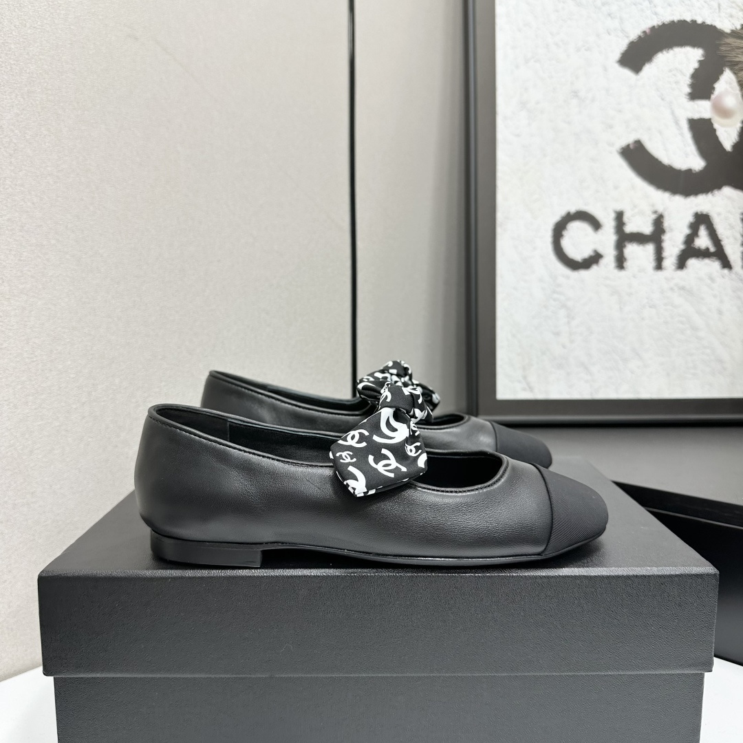 Luxury Black Leather Ballet Flats with Signature Logo Bow Detail