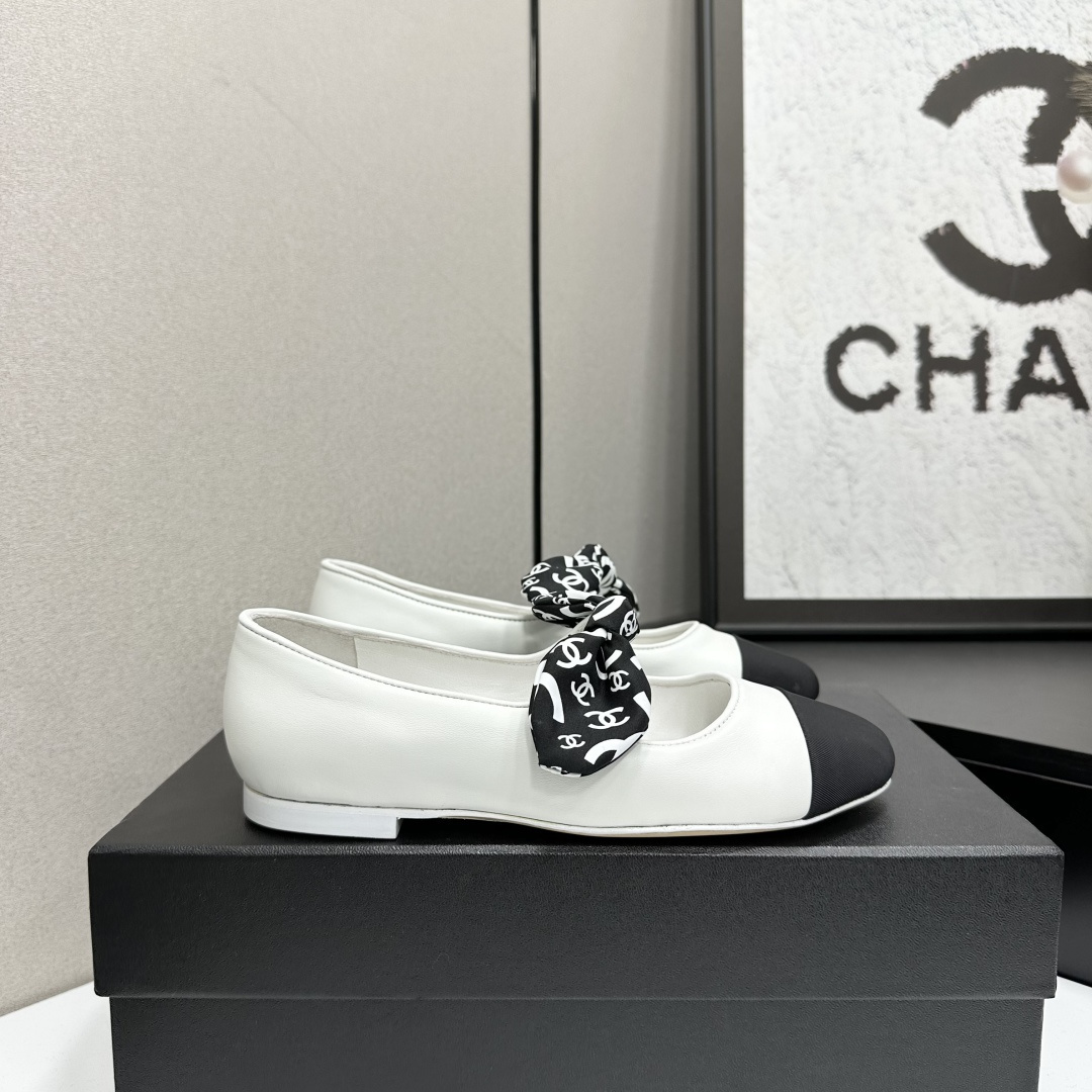 Luxury White Leather Ballet Flats with Black Toe Cap and Logo Bow