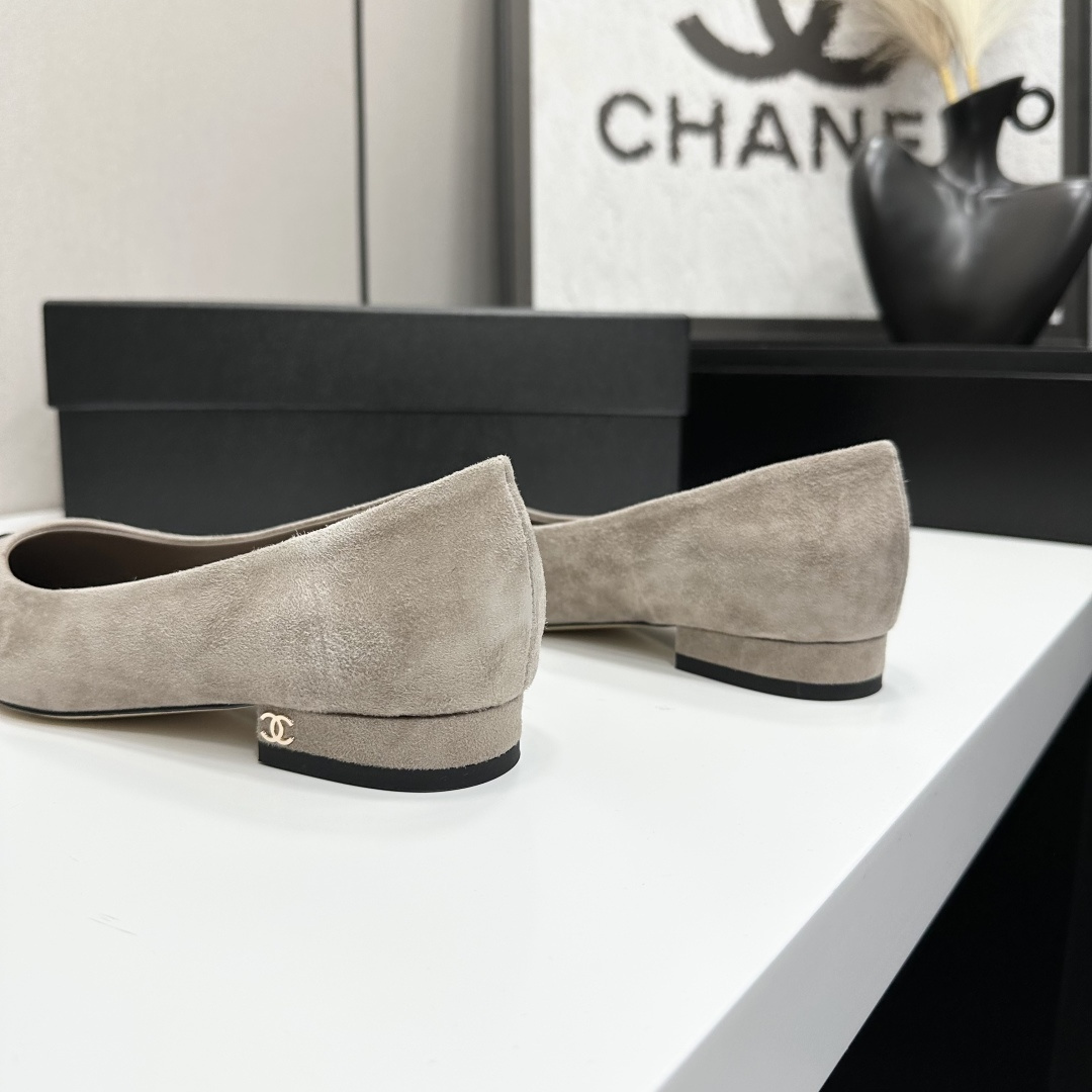 Chanel two-tone beige suede ballerina flats with black toe cap and gold CC logo on the heel sitting on a black box. - Hình 10