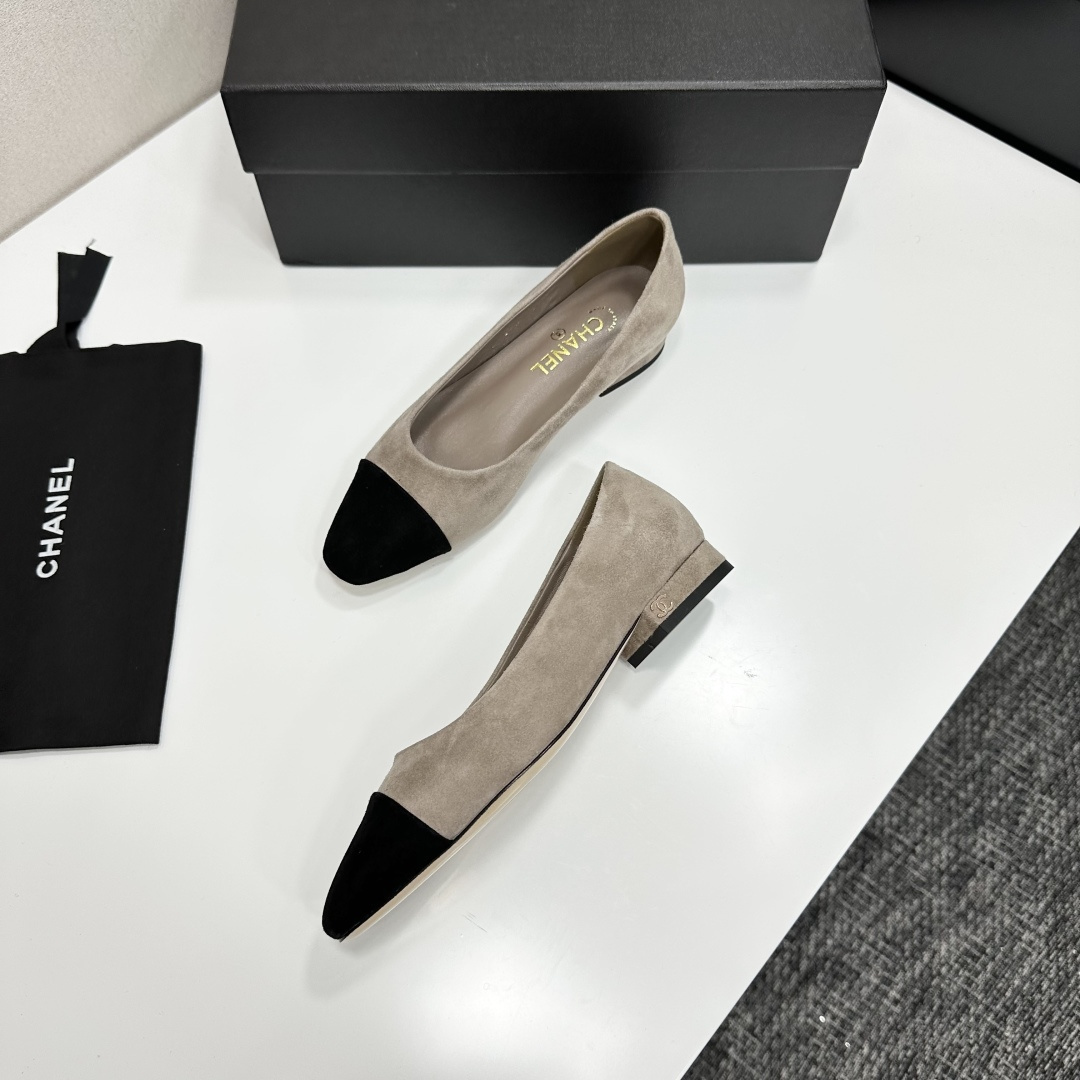Chanel two-tone beige suede ballerina flats with black toe cap and gold CC logo on the heel sitting on a black box. - Hình 8