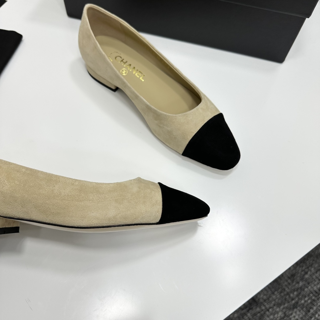 Luxury Chanel beige suede ballerina flats with black cap-toe and CC logo on the heel. - Hình 9