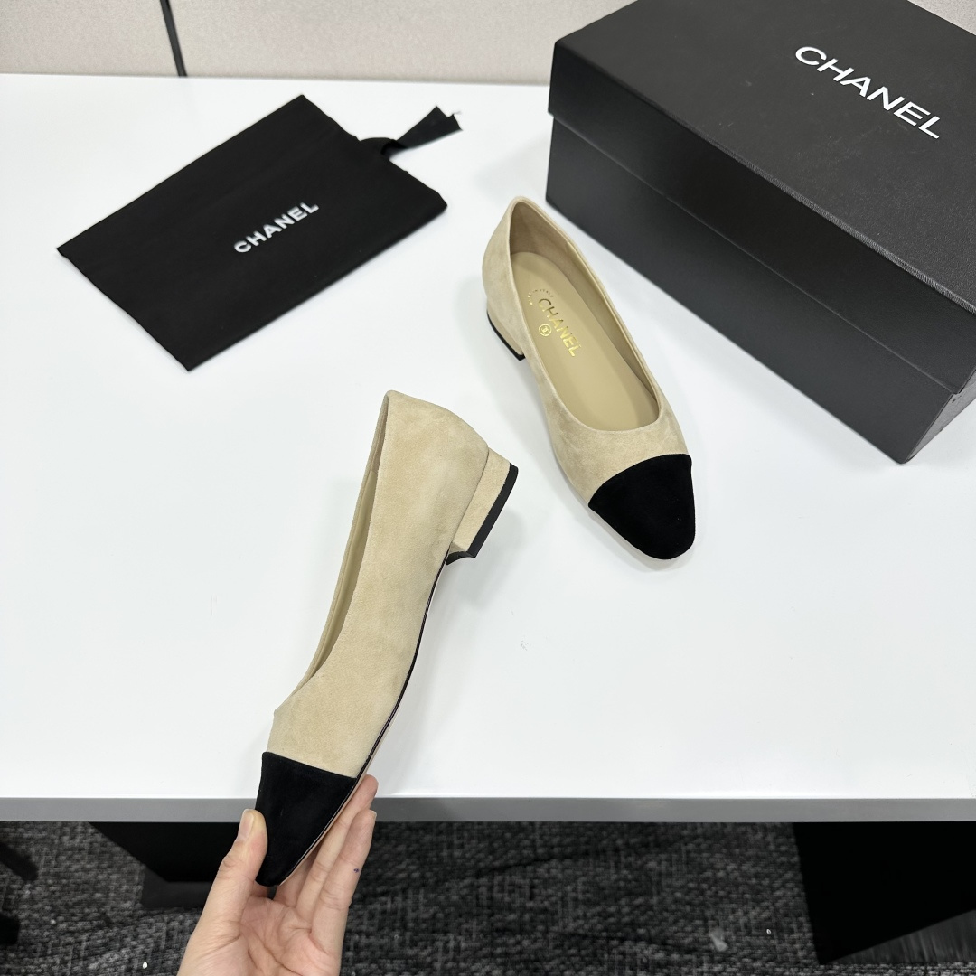 Luxury Chanel beige suede ballerina flats with black cap-toe and CC logo on the heel. - Hình 8