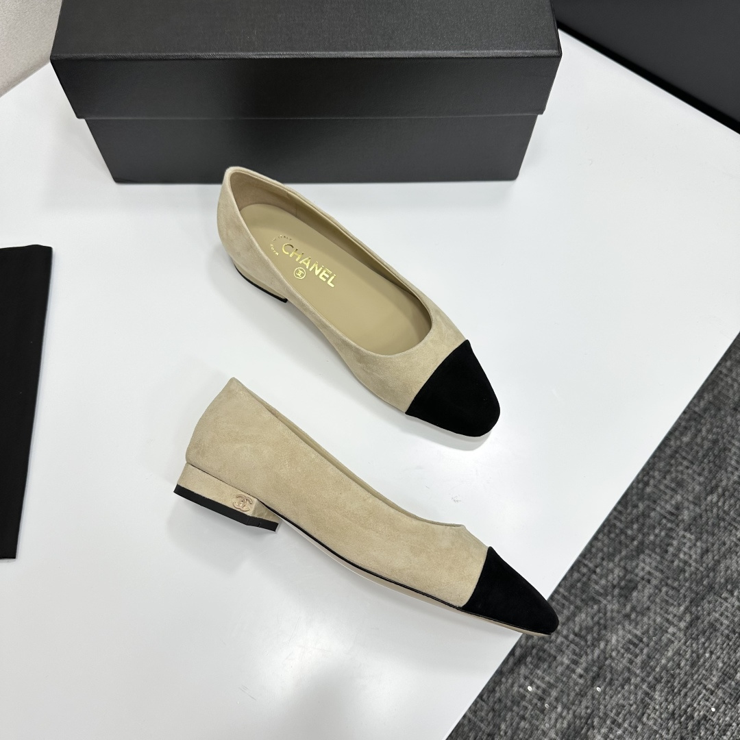 Luxury Chanel beige suede ballerina flats with black cap-toe and CC logo on the heel. - Hình 7