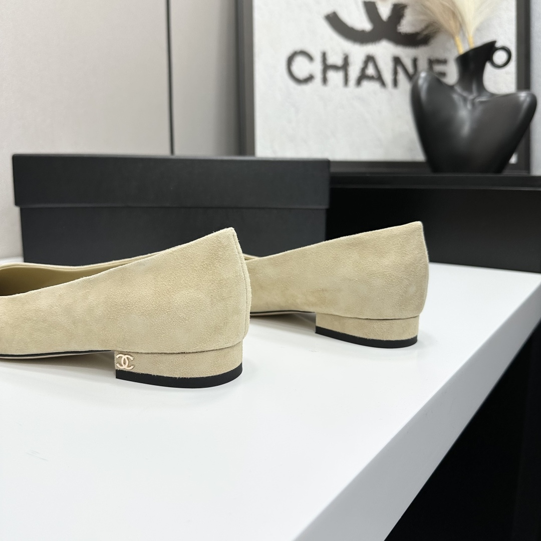 Luxury Chanel beige suede ballerina flats with black cap-toe and CC logo on the heel. - Hình 6