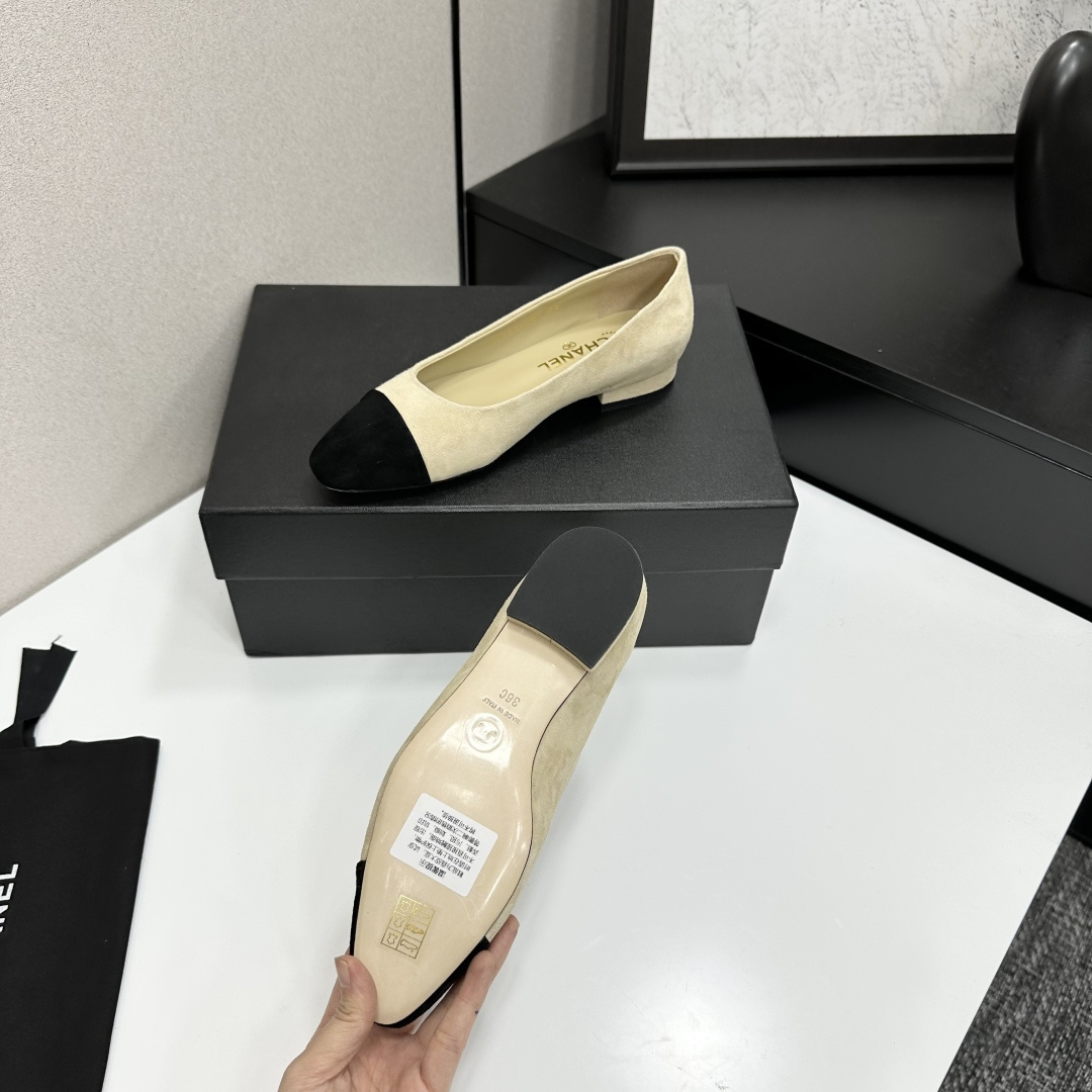 Luxury Chanel beige suede ballerina flats with black cap-toe and CC logo on the heel. - Hình 4
