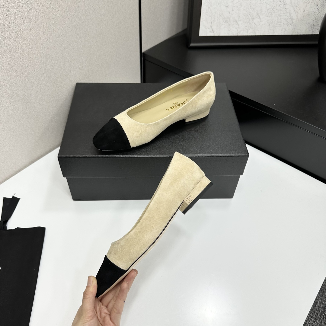Luxury Chanel beige suede ballerina flats with black cap-toe and CC logo on the heel. - Hình 3