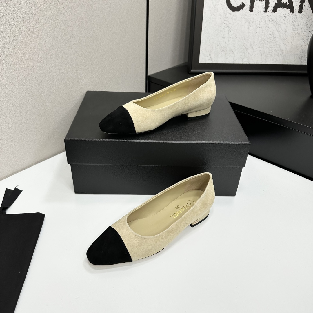 Luxury Chanel beige suede ballerina flats with black cap-toe and CC logo on the heel. - Hình 2