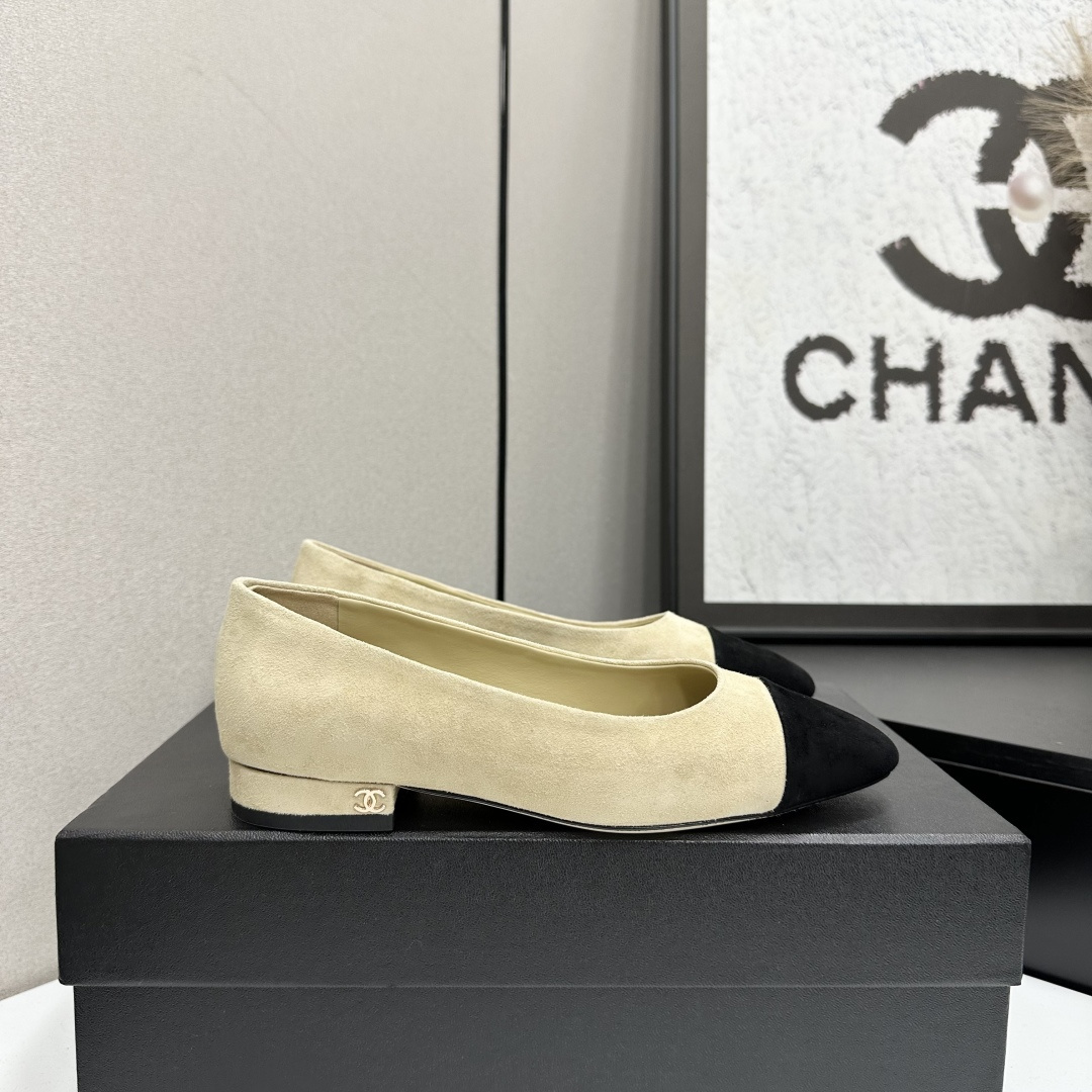 Chanel Luxury Two-Tone Suede Ballet Flats – Classic Beige & Black