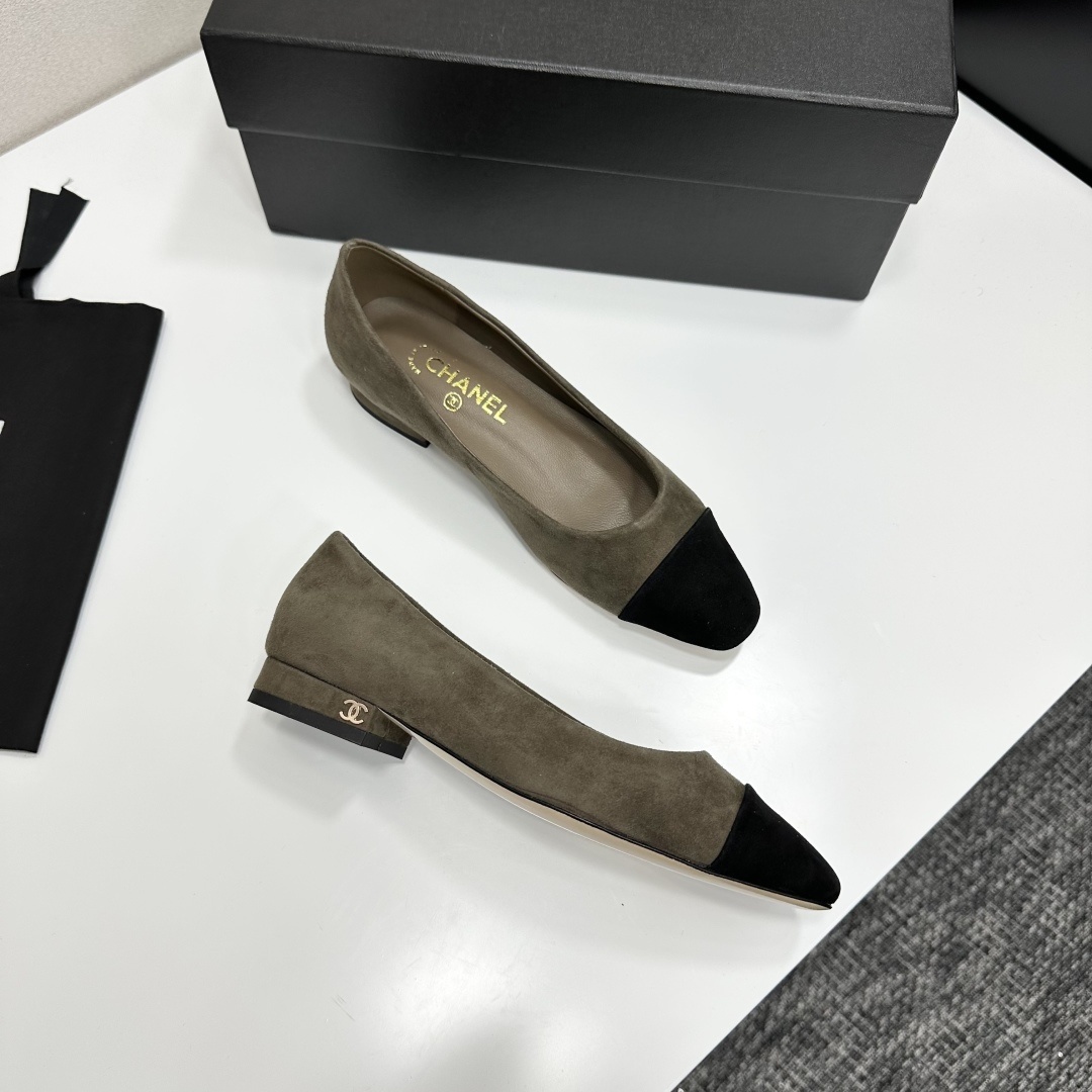 Elegant Chanel olive khaki suede low heels with black cap-toe and gold CC logo on the heel. - Hình 9