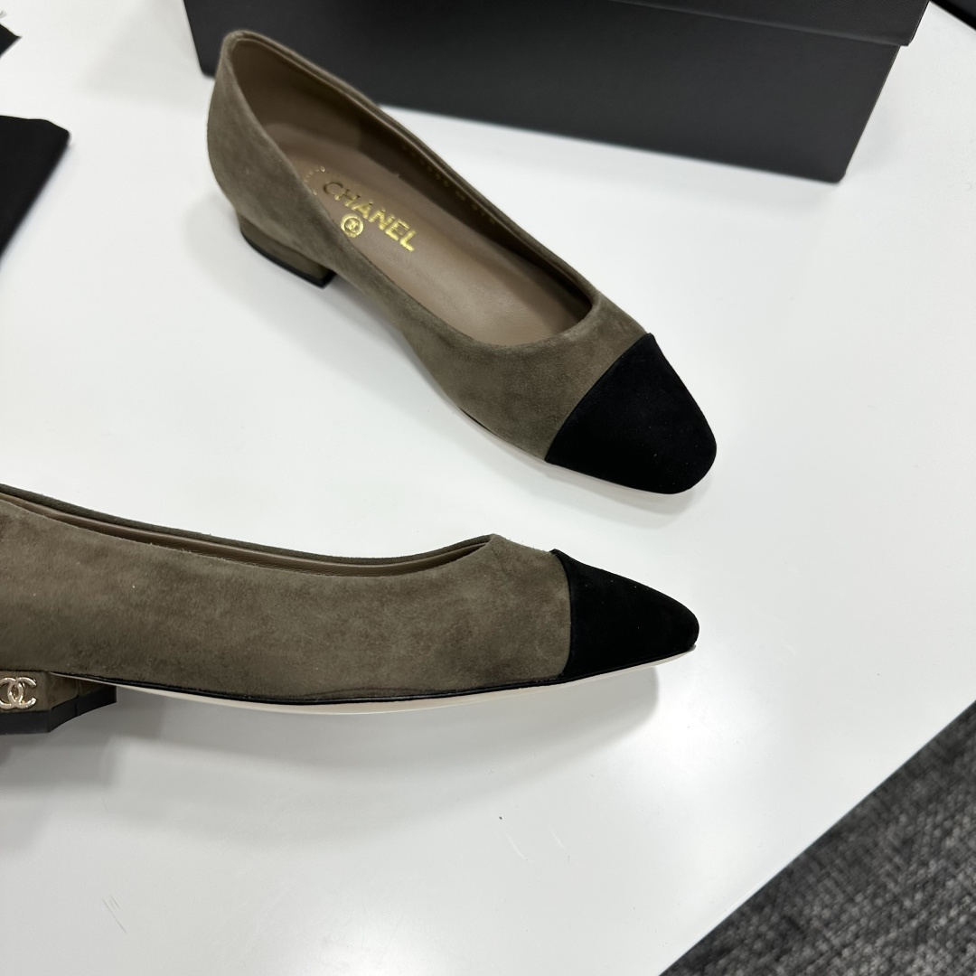 Elegant Chanel olive khaki suede low heels with black cap-toe and gold CC logo on the heel. - Hình 8