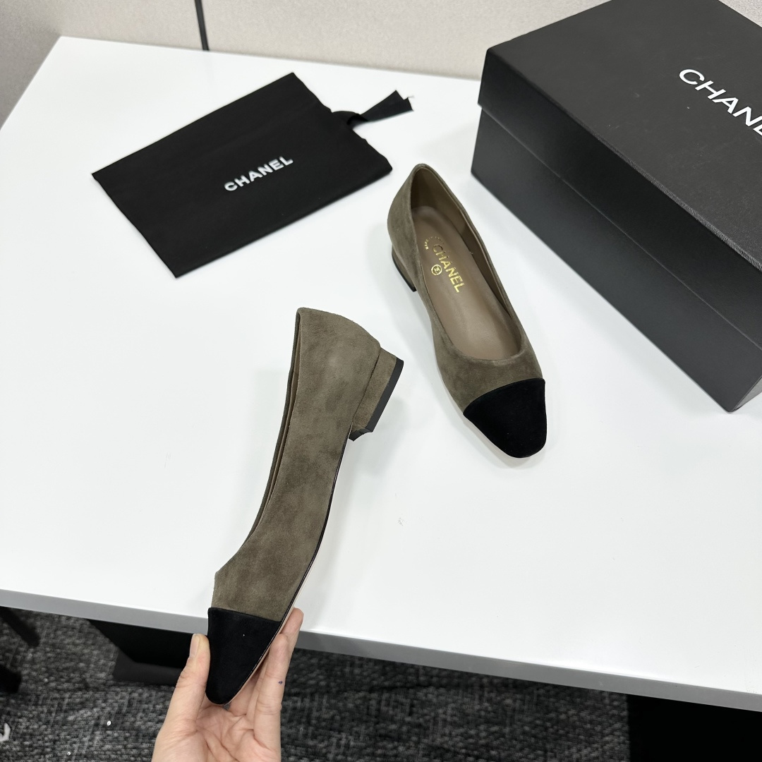 Elegant Chanel olive khaki suede low heels with black cap-toe and gold CC logo on the heel. - Hình 7