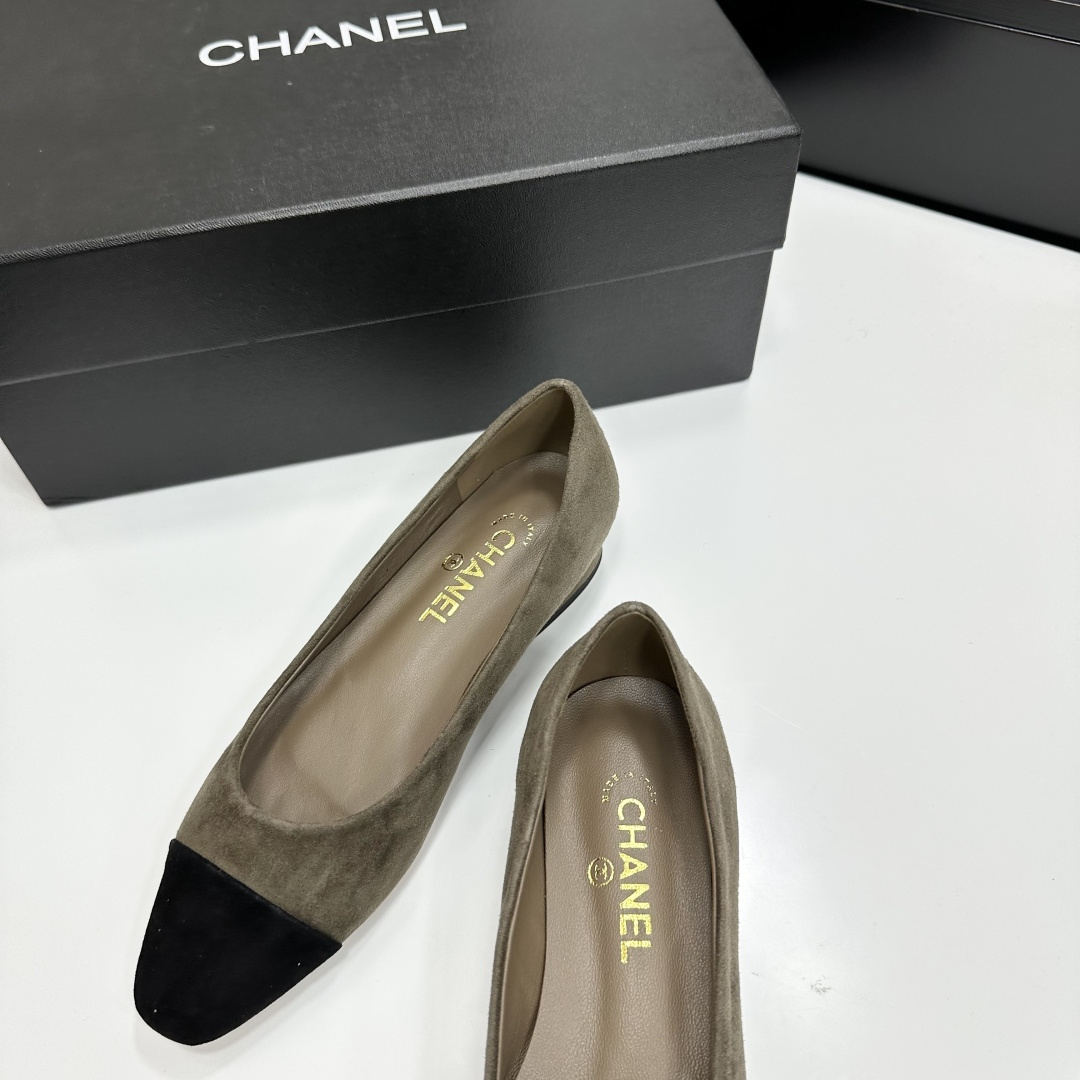 Elegant Chanel olive khaki suede low heels with black cap-toe and gold CC logo on the heel. - Hình 6