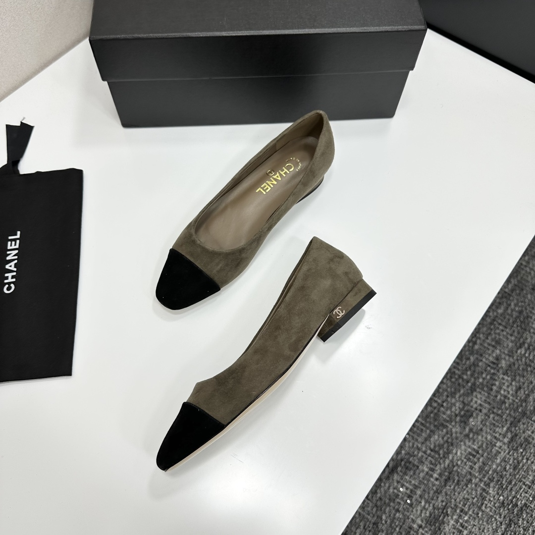 Elegant Chanel olive khaki suede low heels with black cap-toe and gold CC logo on the heel. - Hình 5