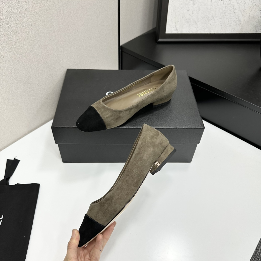 Elegant Chanel olive khaki suede low heels with black cap-toe and gold CC logo on the heel. - Hình 3