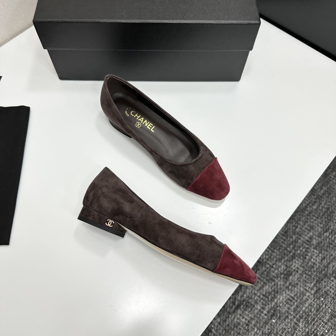 A pair of Chanel two-tone suede ballet flats in brown and burgundy featuring a gold CC logo on the block heel - Hình 11