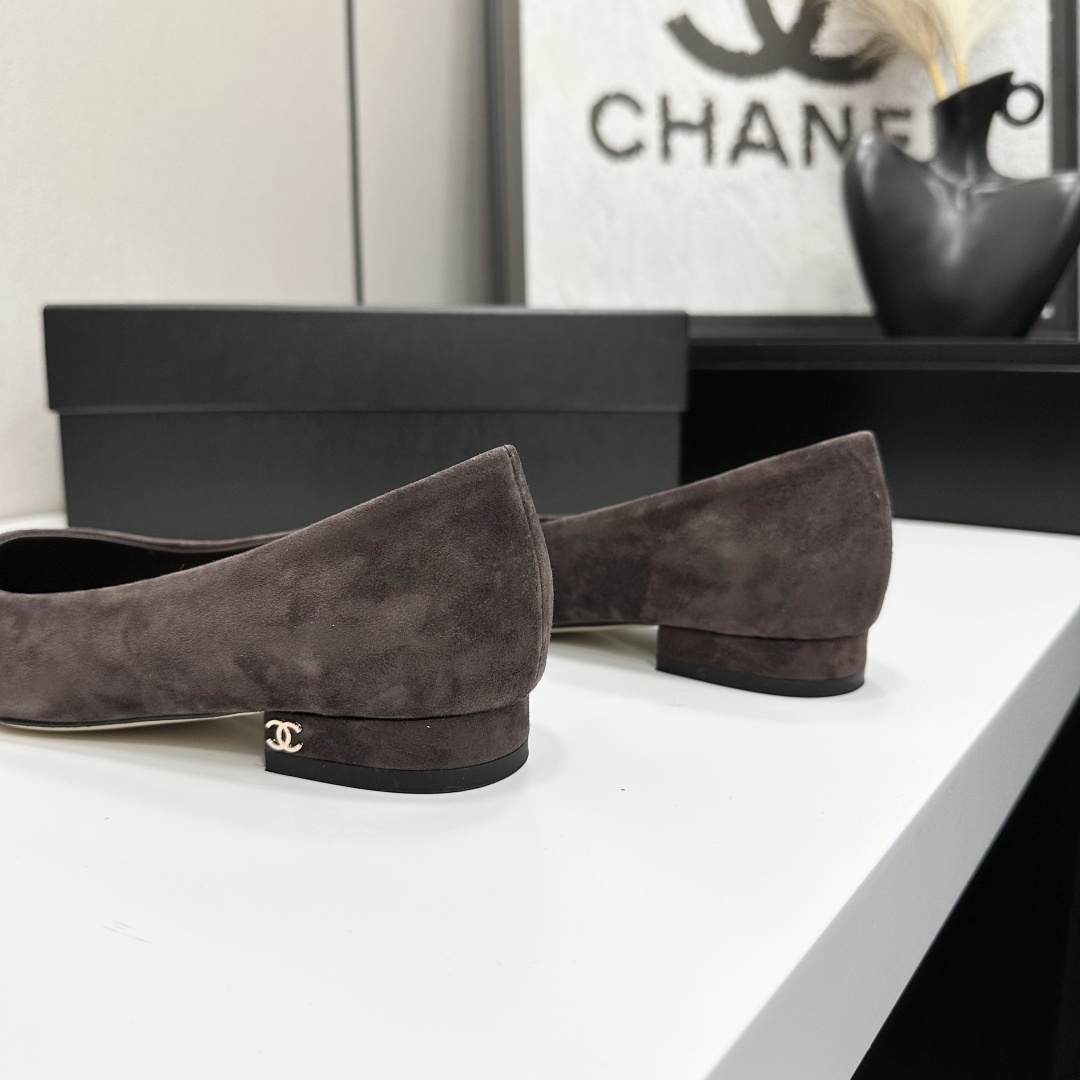 A pair of Chanel two-tone suede ballet flats in brown and burgundy featuring a gold CC logo on the block heel - Hình 10