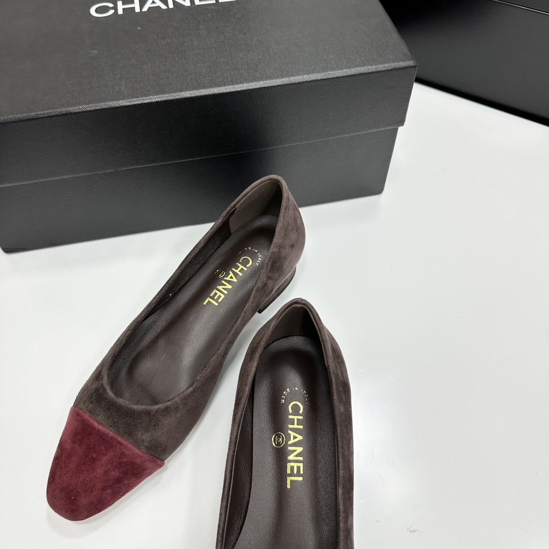 A pair of Chanel two-tone suede ballet flats in brown and burgundy featuring a gold CC logo on the block heel - Hình 9