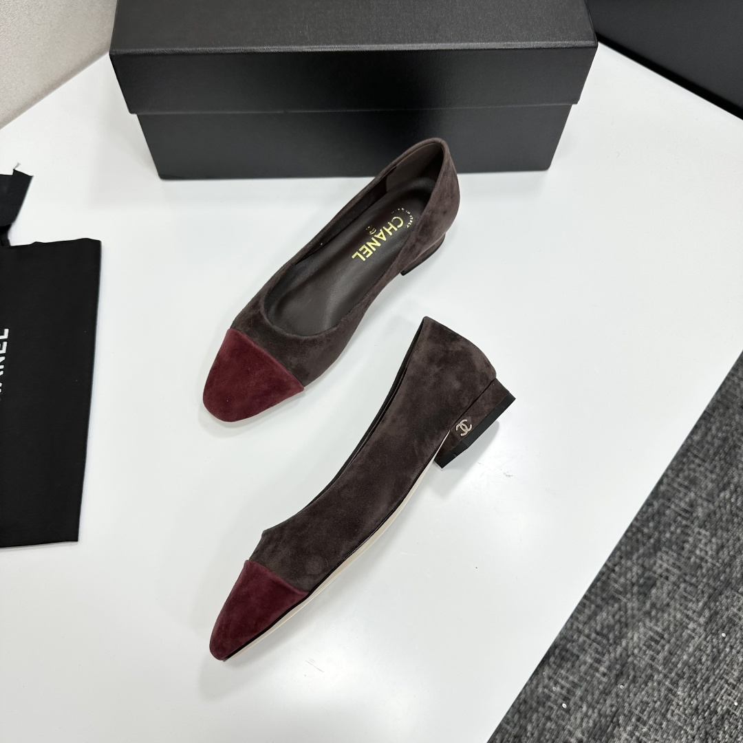 A pair of Chanel two-tone suede ballet flats in brown and burgundy featuring a gold CC logo on the block heel - Hình 8